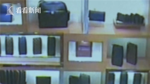 71133e6bd1eb5e37827e11d578945335.png 男子网购LV包被朋友讥笑是假货 到专卖店以假换真