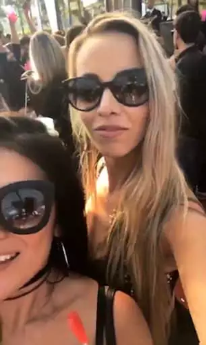 女孩派对上自拍 却拍到1个男人在她饮料里扔不明物