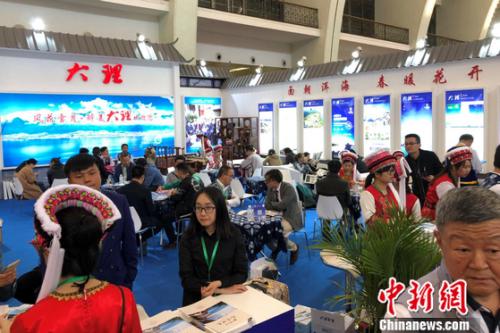 云南大理展台内大量民众在进行咨询。 今年，云南展团以健康生活、健康云南目的地为主打产品。程春雨 摄