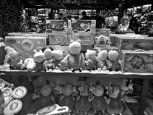 走红的小猪佩奇被商家放在最显眼的位置。图片来源：北京晨报