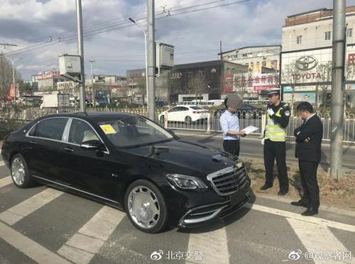 司机违法进公交专用道被查 称300万的车也敢扣?