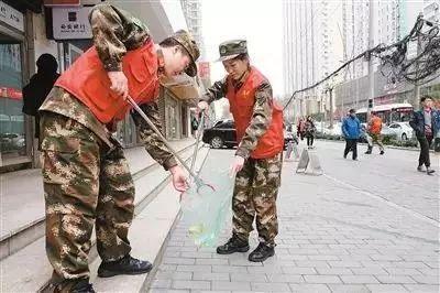 92岁老人每天上街捡烟头 已坚持1年多曾被指作秀