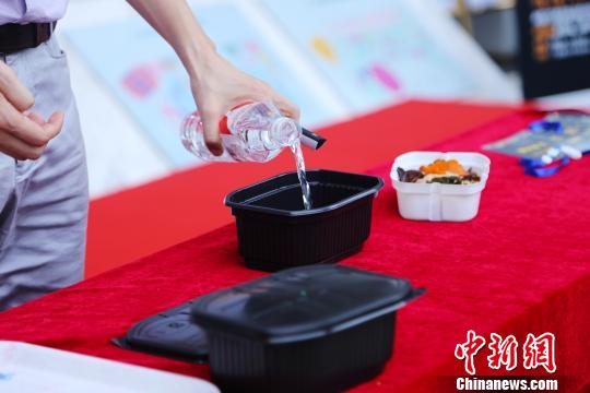 钟凯现场加热了自热包向观众讲解了懒人火锅导致事故的原因?！∨┝⒁?摄