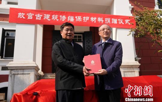 故宫博物院院长单霁翔(左)向太湖世界文化论坛秘书长郑传焮(右)颁发捐赠证书 杜洋 摄 故宫博物院院长单霁翔(左)向太湖世界文化论坛秘书长郑传焮(右)颁发捐赠证书 杜洋 摄