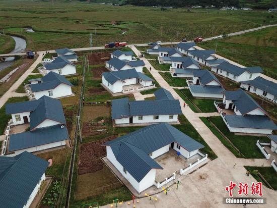 洒拉地坡乡姐把哪打村距四川凉山昭觉县城39公里，全村幅员面积22平方公里，总户数共432户、1667人，全部为彝族。该村贫困户收入主要靠马铃薯、荞麦等传统种植和羊、猪养殖。村内自然条件差，气候恶劣，土地贫瘠、产业效益低，基础设施薄弱、居住环境差，受教育程度底，这是原来全村的贫困状况也是致贫原因。目前，该村在2016年，已易地搬迁61户224人，建设总投资超过483万元，住进了新的统一风貌的小洋房。 张浪 摄