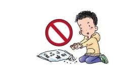 多地发生小孩玩食品干燥剂致伤事件 入眼可致失明