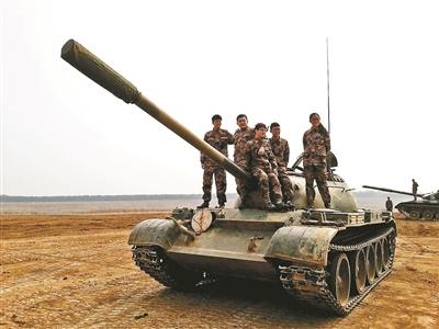 揭秘“开坦克”专业:没驾照女大学生学会开坦克