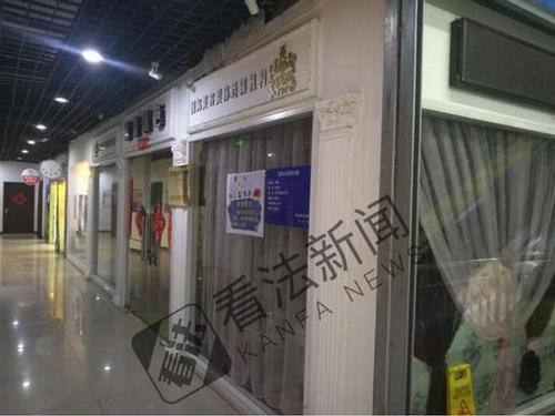 78岁老人在美容院半年花27万 店员跪地喊其