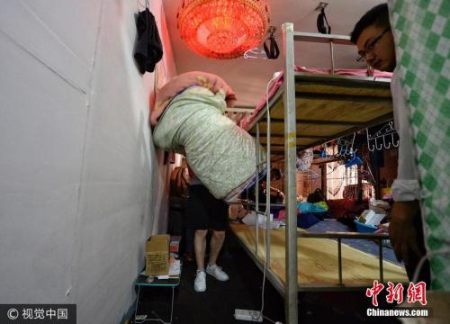 资料图：北京全面整治拆除群租房。图片来源：视觉中国