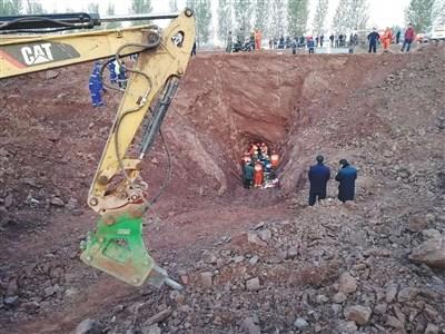 男童坠井15小时后身亡机井所有人称确曾掩盖井口