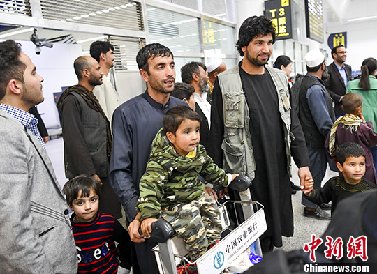 4月18日，25名阿富汗危重以及当前最宜实施手术的先天性心脏病患儿和他们的家长，乘坐航班由阿富汗首都喀布尔飞抵中国新疆乌鲁木齐国际机场。 <a target='_blank' href='http://www.chinanews.com/'>中新社</a>记者 刘新 摄