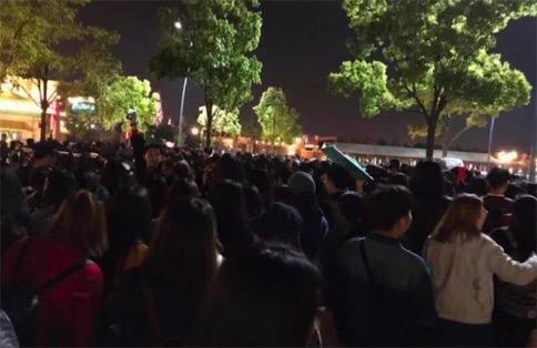 太疯狂！漫威迷在上海迪士尼为《复联3》通宵排队