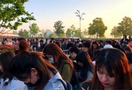 太疯狂！漫威迷在上海迪士尼为《复联3》通宵排队