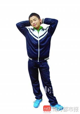 记得汶川地震举牌男孩吗?读大一的他很有女生缘