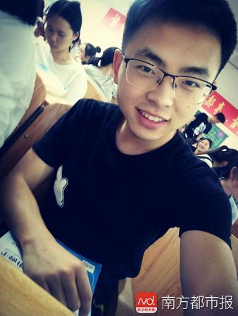 记得汶川地震举牌男孩吗?读大一的他很有女生缘