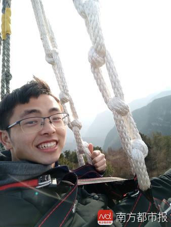 记得汶川地震举牌男孩吗?读大一的他很有女生缘