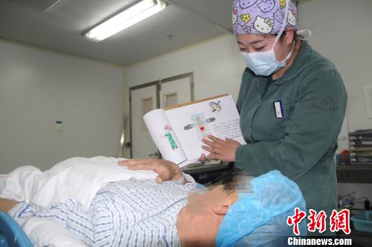 陈蓉菁绘制的卡通漫画已经制作成一本宣教漫画，在科室内推广 朱捷 摄