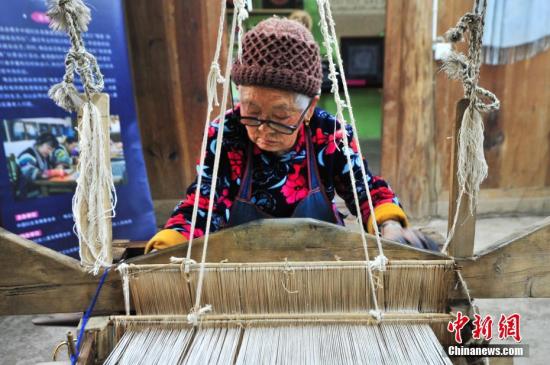 4月11日，一名年近九旬的老人在织布。当日，在贵州省织金县官寨苗族乡小妥倮村一家蜡染合作社内，蜡染手工艺人正在绘制蜡画。蜡染是织金苗族最普遍、最有名的工艺美术，当地居民通过老传少、母传女、或相互学习将蜡染技艺一代一代地传承下去。苗族蜡染于2015年1月入选贵州省人民政府非物质文化遗产传统技艺类名录。<a target='_blank' href='http://www.chinanews.com/'>中新社</a>记者 陈威 摄