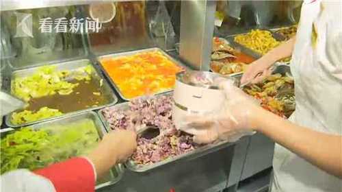 大学食堂推出油炸玫瑰花 已成网红菜抢购需秒杀