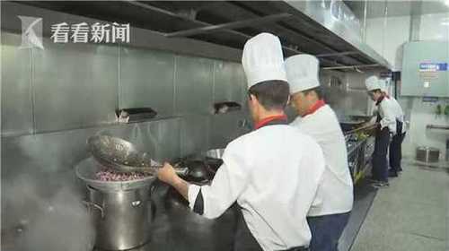 大学食堂推出油炸玫瑰花 已成网红菜抢购需秒杀