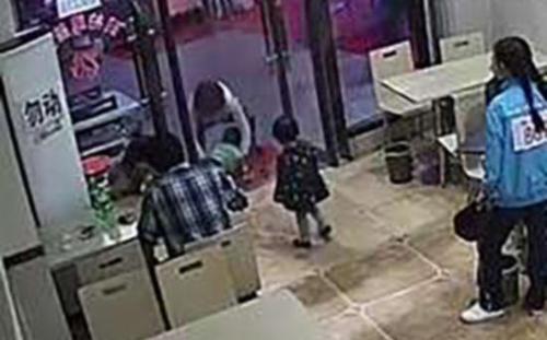 孕妇伸脚绊倒4岁男童:男童无大碍 父母称将谅解