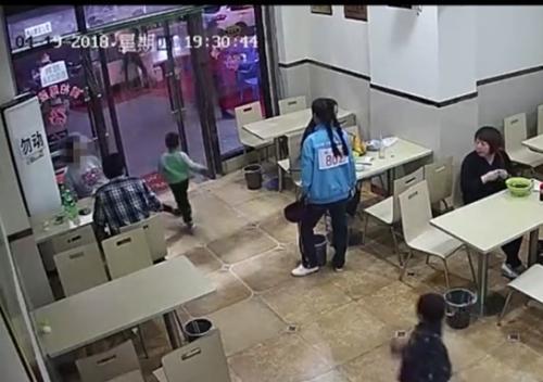 孕妇伸腿绊倒男童的瞬间(视频截图) 孕妇伸腿绊倒男童的瞬间(视频截图)