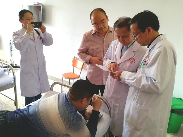 安阿玥(右二)在平舆县妇幼保健院肛肠科查房 安阿玥(右二)在平舆县妇幼保健院肛肠科查房