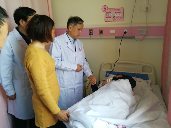 安阿玥详细了解患者的病情和术后状况 安阿玥详细了解患者的病情和术后状况