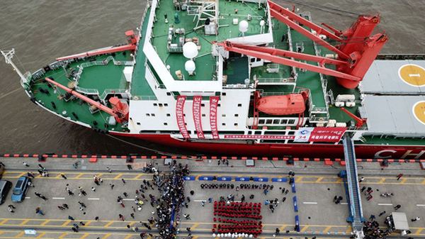 4月21日，中国第34次南极科学考察队队员在码头上列队参加欢迎仪式（无人机拍摄）。