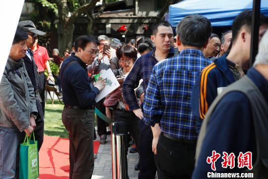 许多邮迷排队等待购买《红楼梦系列画稿册》邮品。　殷立勤 摄