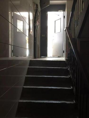 （爱民里小区还有“更深”的地下室，从单元门进去需要“下楼”2.5米）