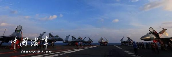▲航母甲板战鹰列阵。记者张雷 摄