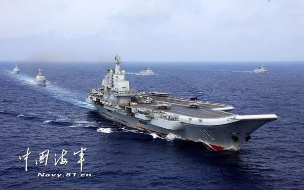 ▲铁流滚滚，驶向深蓝。张雷 摄