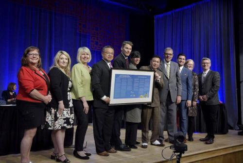 温哥华市长罗品信(左五)代表市府，向华人社区正式道歉。(图片来源：温哥华市长办公室社交账户截图。)