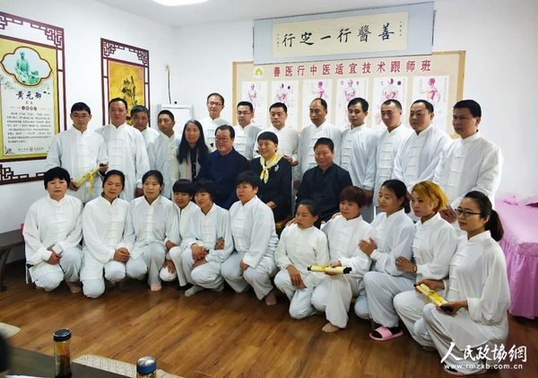 四、与会领导与部分善医行的学员们亲切留影。梓涵 摄影