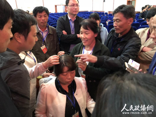 五、善医行学员在练习针灸实操技术。吕平平 摄影