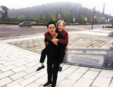 背着母亲逛璧山的公园。