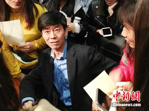 讲座后，王津被听众团团围住。中新网记者 宋宇晟 摄