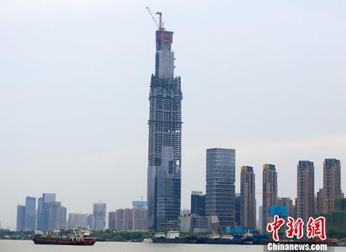 资料图：正在建设中的武汉绿地中心。<a target='_blank' href='http://www.chinanews.com/'>中新社</a>记者 张畅 摄