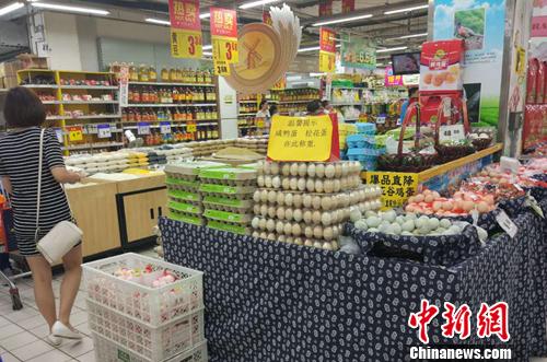 市民在超市里购物。<a target='_blank' href='http://www.chinanews.com/' >中新网</a>记者 李金磊 摄
