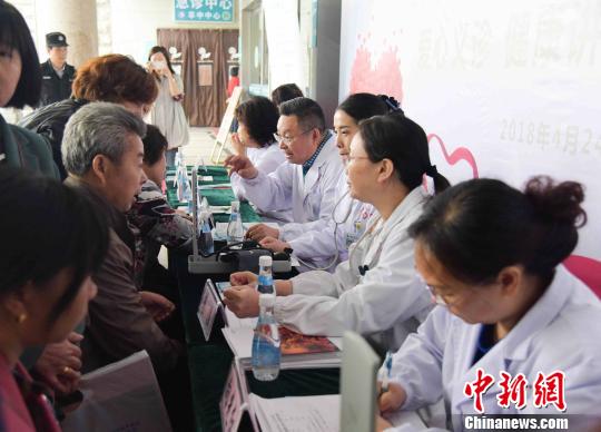 医务工作者开展义诊活动 蒋泉潜 摄 医务工作者开展义诊活动 蒋泉潜 摄