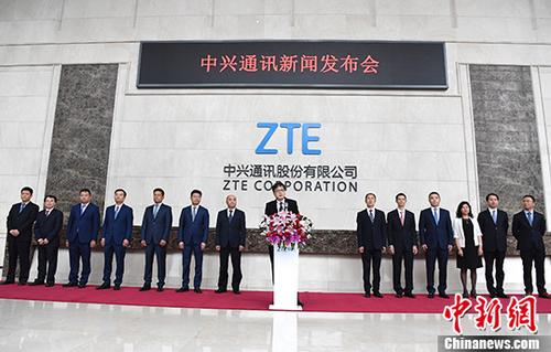 资料图：市民在公交车上免费使用4G网络上网。<a target='_blank' href='http://www.chinanews.com/'>中新社</a>发 于海洋 摄