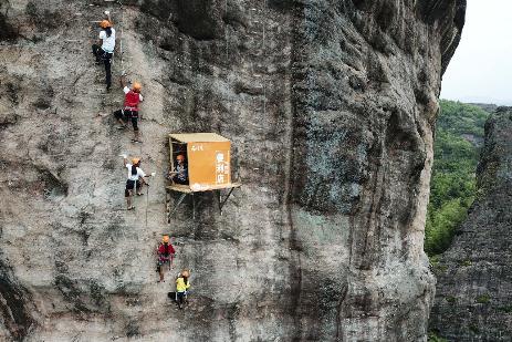 神奇!小卖部开在悬崖上 买瓶水要飞檐走壁