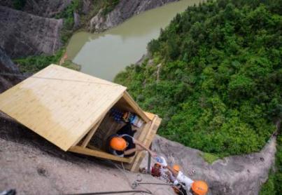神奇!小卖部开在悬崖上 买瓶水要飞檐走壁