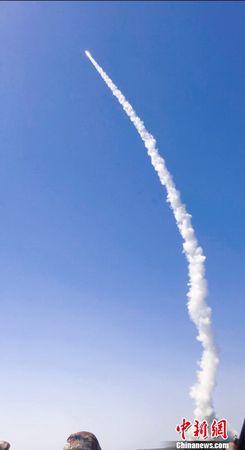 火箭发射升空。唐明军 摄