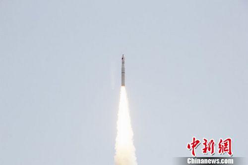 火箭发射升空。唐明军 摄