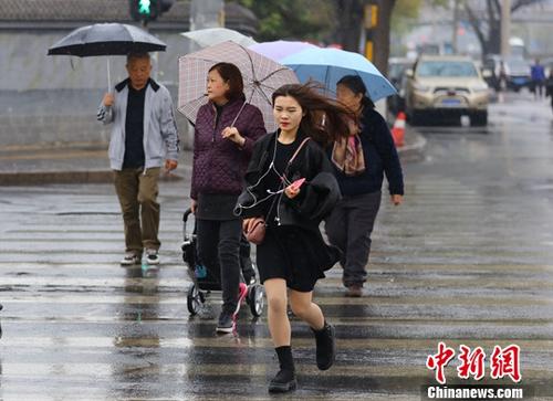 资料图:民众在雨中出行。<a target='_blank' href='http://www.chinanews.com/'>中新社</a>记者 杨可佳 摄 点击进入下一页