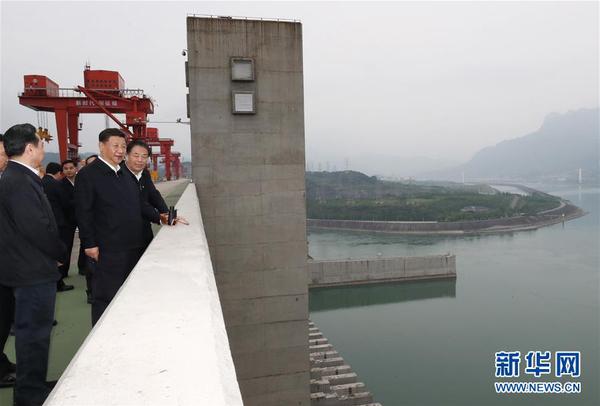 4月26日下午，中共中央总书记、国家主席、中央军委主席习近平在武汉主持召开深入推动长江经济带发展座谈会并发表重要讲话。这是座谈会前，习近平于24日下午在三峡大坝坝顶察看三峡工程和坝区周边生态环境。