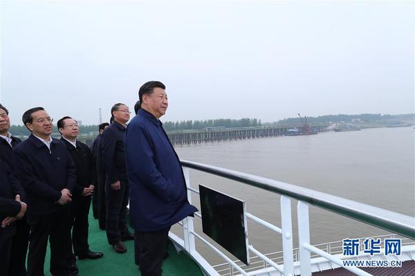 4月26日下午，中共中央总书记、国家主席、中央军委主席习近平在武汉主持召开深入推动长江经济带发展座谈会并发表重要讲话。这是座谈会前，习近平于25日上午乘船沿江察看两岸生态环境和发展建设情况。