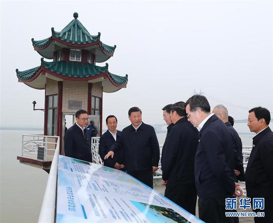 4月26日下午，中共中央总书记、国家主席、中央军委主席习近平在武汉主持召开深入推动长江经济带发展座谈会并发表重要讲话。这是座谈会前，习近平于25日下午在岳阳城陵矶水文站考察。